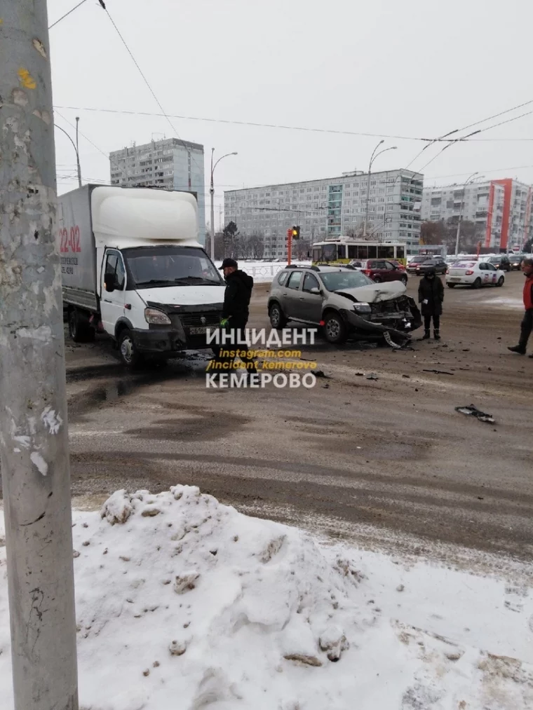 Фото: Грузовик столкнулся с автомобилем на перекрёстке в Кемерове 2
