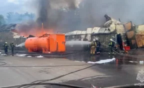 В МЧС показали охваченный огнём на 900 квадратах ангар в Санкт-Петербурге