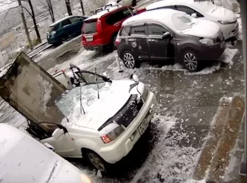 Фото: Момент падения раздавившей автомобиль бетонной плиты попал на видео  1