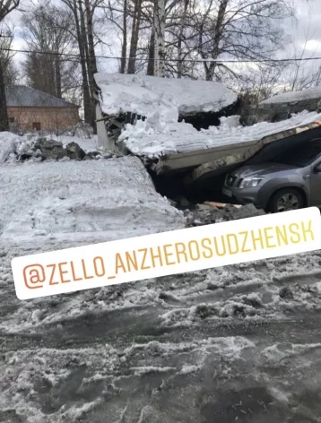 Фото: В Кузбассе стена гаража рухнула на автомобиль  3