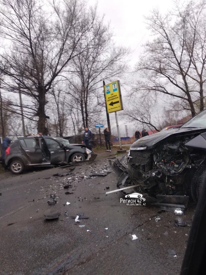Фото: Последствия аварии с двумя легковыми автомобилями в Кемерове попали на видео 2
