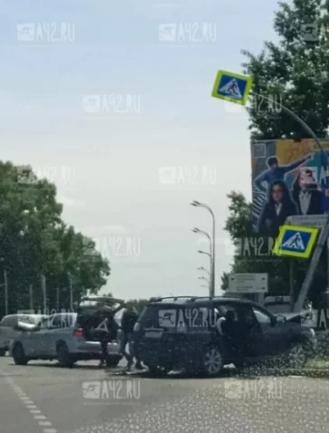 Фото: В Кемерове на оживлённом перекрестке иномарка на большой скорости врезалась в столб 3