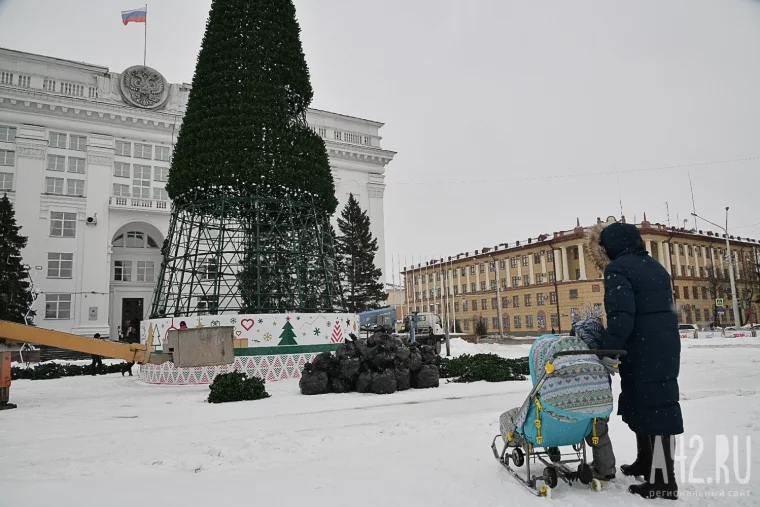 Фото: В Кемерове начали разбирать новогоднюю ель на площади Советов 8