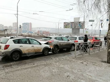 Фото: В центре Кемерова столкнулись четыре автомобиля 2