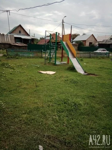 Фото: Кемеровчане возмущены столбом на детской площадке 2