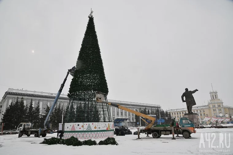 Фото: В Кемерове начали разбирать новогоднюю ель на площади Советов 10