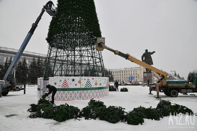 Фото: В Кемерове начали разбирать новогоднюю ель на площади Советов 11