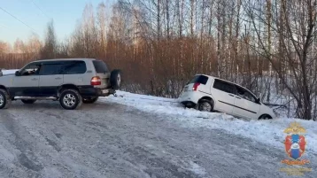 Фото: В Кузбассе сотрудники ДПС помогли женщине, автомобиль которой слетел в кювет 1
