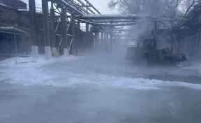 «Гора льда»: в Новокузнецке прорвало трубу с холодной водой возле тоннеля под КМК