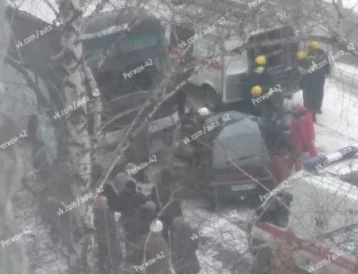 Фото: Легковой автомобиль смяло после столкновения с автобусом в Кемерове 1