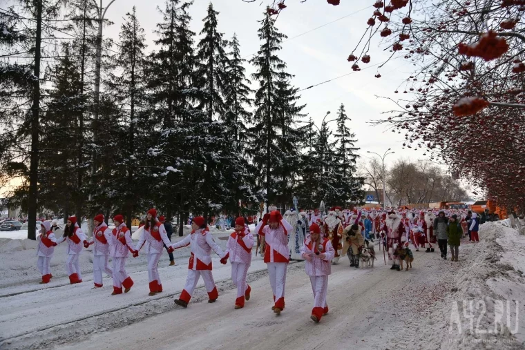 Фото: 1 000 Дедов Морозов прошли по центру Кемерова 4