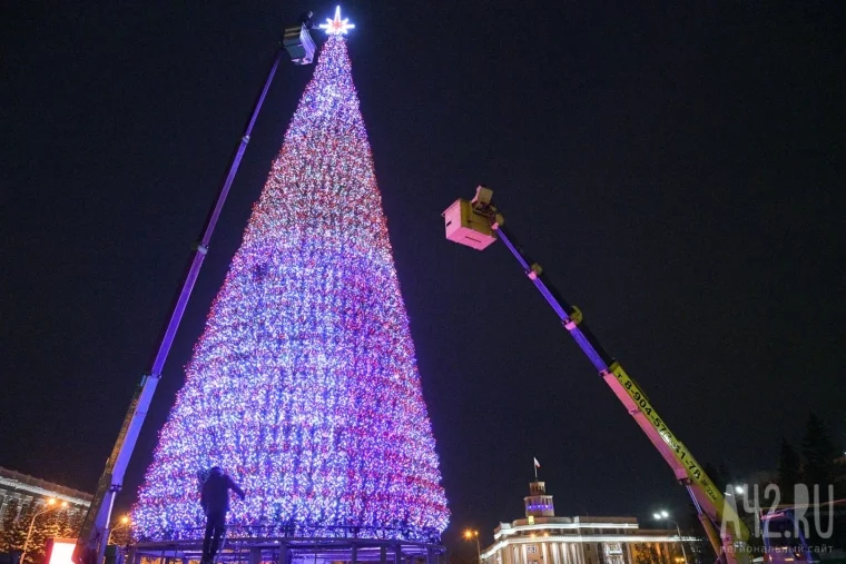 Фото: Самое дорогое дерево Кузбасса: как прошла установка новогодней ёлки на площади Советов 11