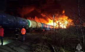 Семь цистерн загорелись после схода грузового поезда с рельсов в Екатеринбурге