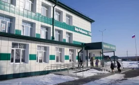 Илья Середюк посетил школу в одном из пгт Кузбасса, открывшуюся после капремонта