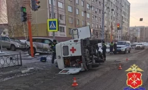 В Кузбассе автомобиль скорой помощи попал в ДТП и перевернулся: пострадали медики и пациент
