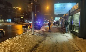 В Новосибирске автомобиль наехал на остановку, пострадали 6 человек