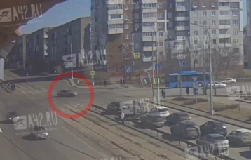 Фото: Автомобиль BMW врезался в ограждение на кемеровском перекрёстке и попал на видео 1