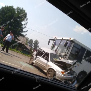 Фото: «Зажало женщину»: очевидцы рассказали подробности столкновения автобуса с легковушкой в Кемерове 2