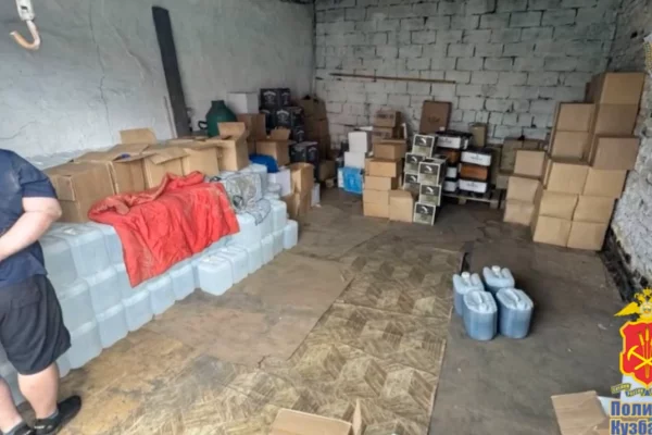 В Кузбассе вынесли приговор мужчине, организовавшему в гараже склад контрафактного алкоголя