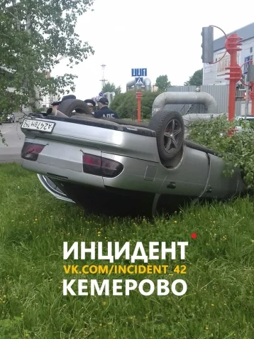 Фото: В Кемерове машина врезалась в дерево и перевернулась 5