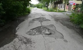 Жители кузбасского города 88 раз попросили отремонтировать разбитую дорогу