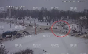 Протаранил «ГАЗель»: момент ДТП на бульваре Строителей в Кемерове попал на видео