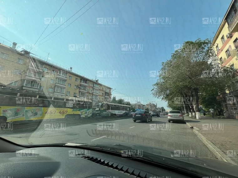 Фото: Очевидцы: в Кемерове на улице Дзержинского встали трамваи 2