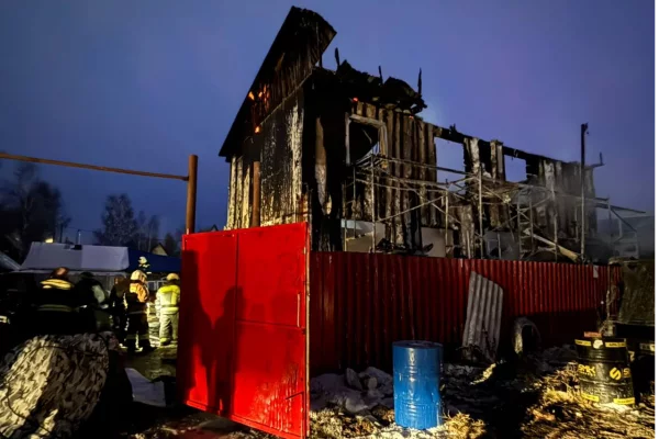 В Сургуте 3 человека спаслись из горящего дома где погибли 4 ребёнка и 3 взрослых