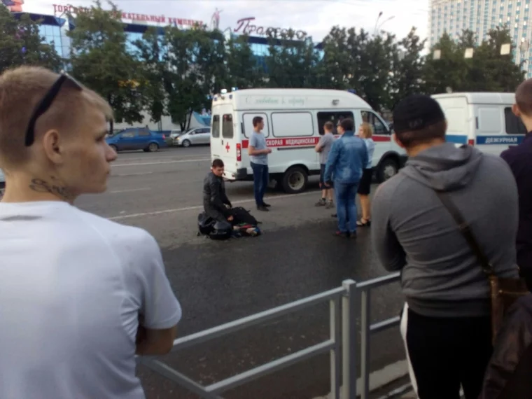 Фото: В Кемерове на проспекте Ленина разбился мотоцикл 3