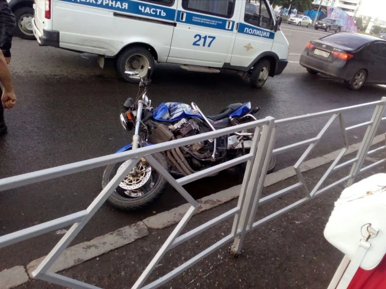 Фото: В Кемерове на проспекте Ленина разбился мотоцикл 4