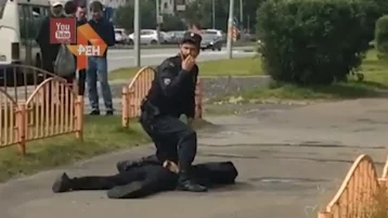 Фото: В Сургуте мужчина устроил на улице поножовщину — семь человек пострадали 1