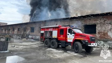 Фото: Крупный пожар: в Таштаголе сгорел склад, находящийся на реконструкции 2