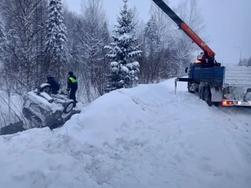 Фото: В Таштагольском районе автомобиль слетел с дороги и застрял в сугробе 1