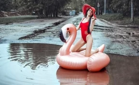 В Саратове девушка устроила фотосессию во время «заплыва» по луже