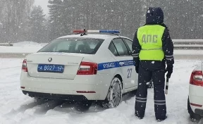 «Сложная ситуация сохраняется»: кузбассовцев предупредили об опасностях на дорогах из-за снегопадов