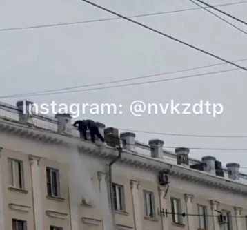 Фото: В Кузбассе опасная уборка снега с крыши попала на видео 1