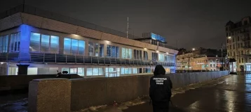 Фото: В Санкт-Петербурге затопило дебаркадер «Аквахостел» с 80 гостями 1