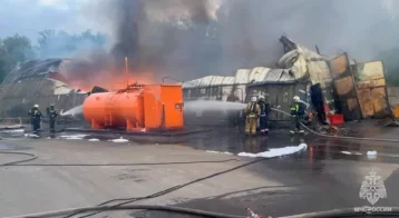 Фото: В МЧС показали охваченный огнём на 900 квадратах ангар в Санкт-Петербурге 1