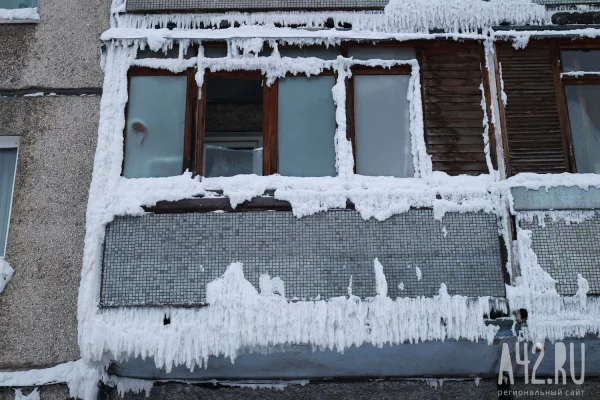 Жители кемеровской многоэтажки пожаловались на изморозь из-за коллектора