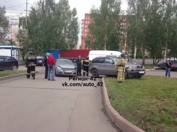 Фото: В Кемерове на парковке «Лапландии» столкнулись Opel и BMW 1