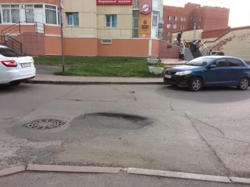 Фото: Кемеровчанин возмущён ямой на улице Юрия Двужильного 1