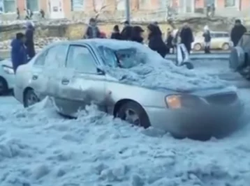 Фото: В Кузбассе упавший с крыши снег повредил машину 1
