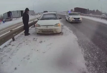 Фото: Полицейские помогли водителю, машина которого сломалась на трассе Кемерово — Новокузнецк 1