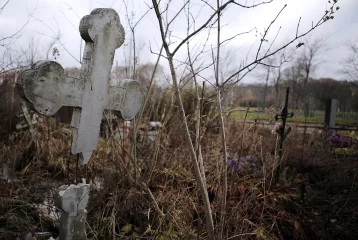 Фото: Украинский священник на джипе сбил десять надгробий на кладбище 1