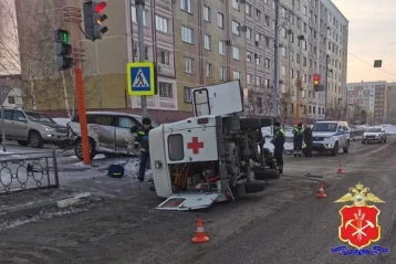 Фото: В Кузбассе автомобиль скорой помощи попал в ДТП и перевернулся: пострадали медики и пациент 1