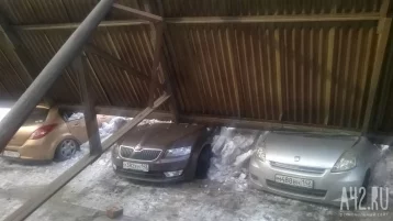 Фото: В Новокузнецке ищут хозяина крыши, раздавившей припаркованные авто 1