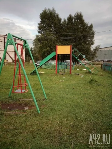 Фото: Кемеровчане возмущены столбом на детской площадке 3