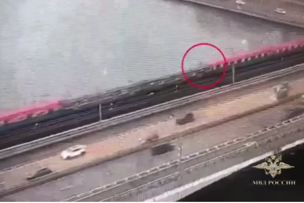 В Москве зацепер прыгнул с крыши поезда метро в Москву-реку