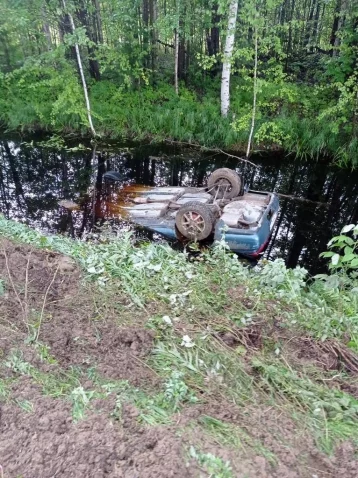 Фото: В Томской области автомобиль сорвался в канаву, погибли пятеро 1
