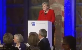 Ангела Меркель упала на сцене